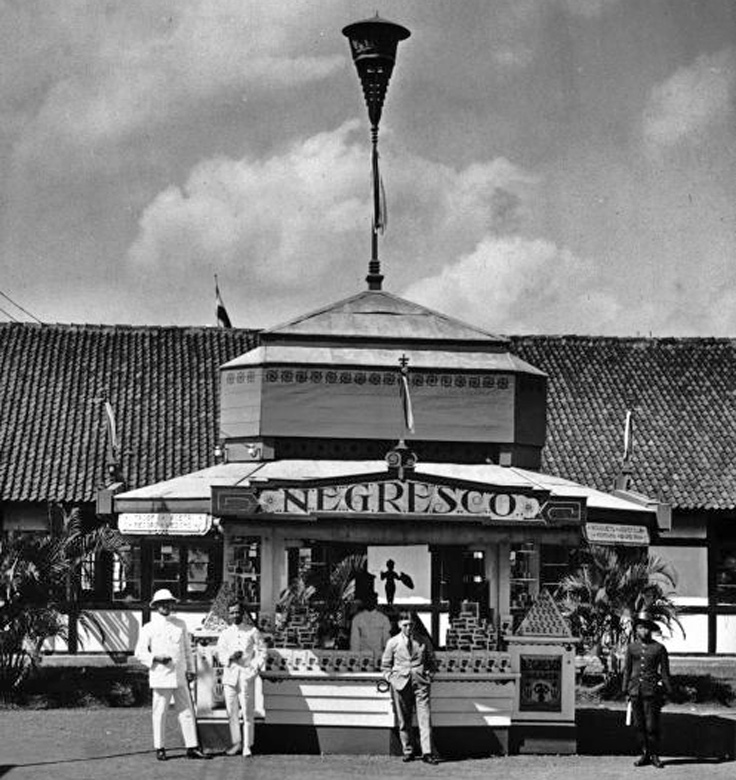 COLLECTIE_TROPENMUSEUM_Paviljoen_met_Negresco_sigaren_op_de_Jaarbeurs_in_Bandoeng
