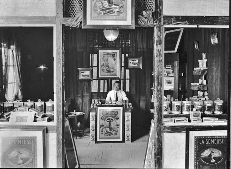 COLLECTIE_TROPENMUSEUM_Stand_met_sigaren_op_de_Jaarbeurs_in_Bandoeng