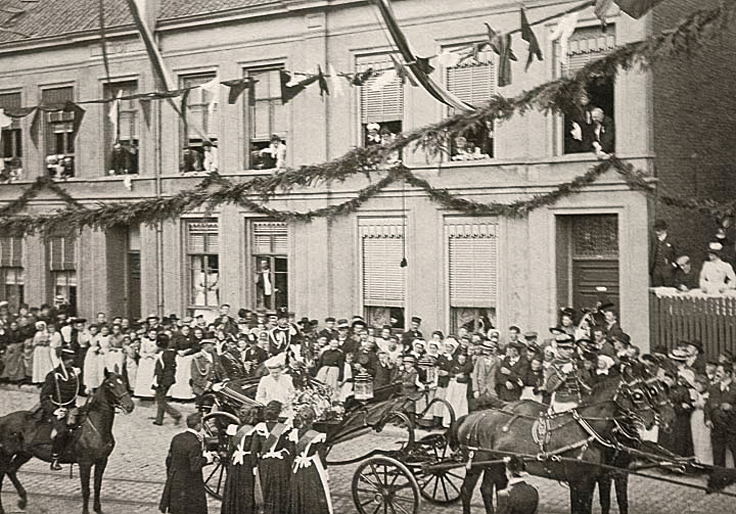 Remi biedt bloemen aan tijdens de rondrit van Koningin Wilhelmina in 1904